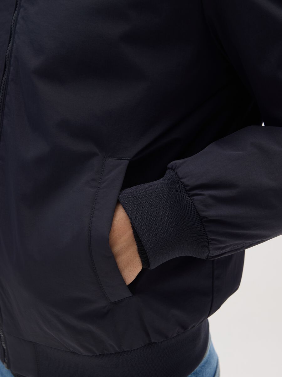 Giacca blu imbottita con chiusura a zip_3