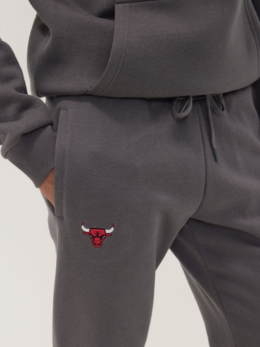 Pantaloni sportivi grigi in misto cotone con coulisse e stampa Chicago Bulls_3