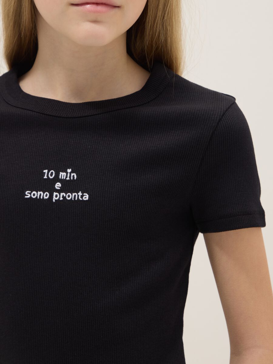T-shirt fitted in cotone elasticizzato nera da ragazza con frase_2