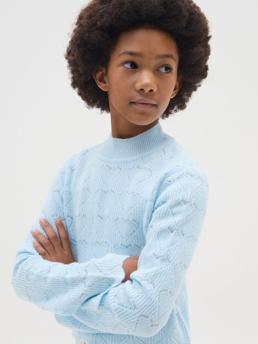 Maglione azzurro con motivo a cuori_2