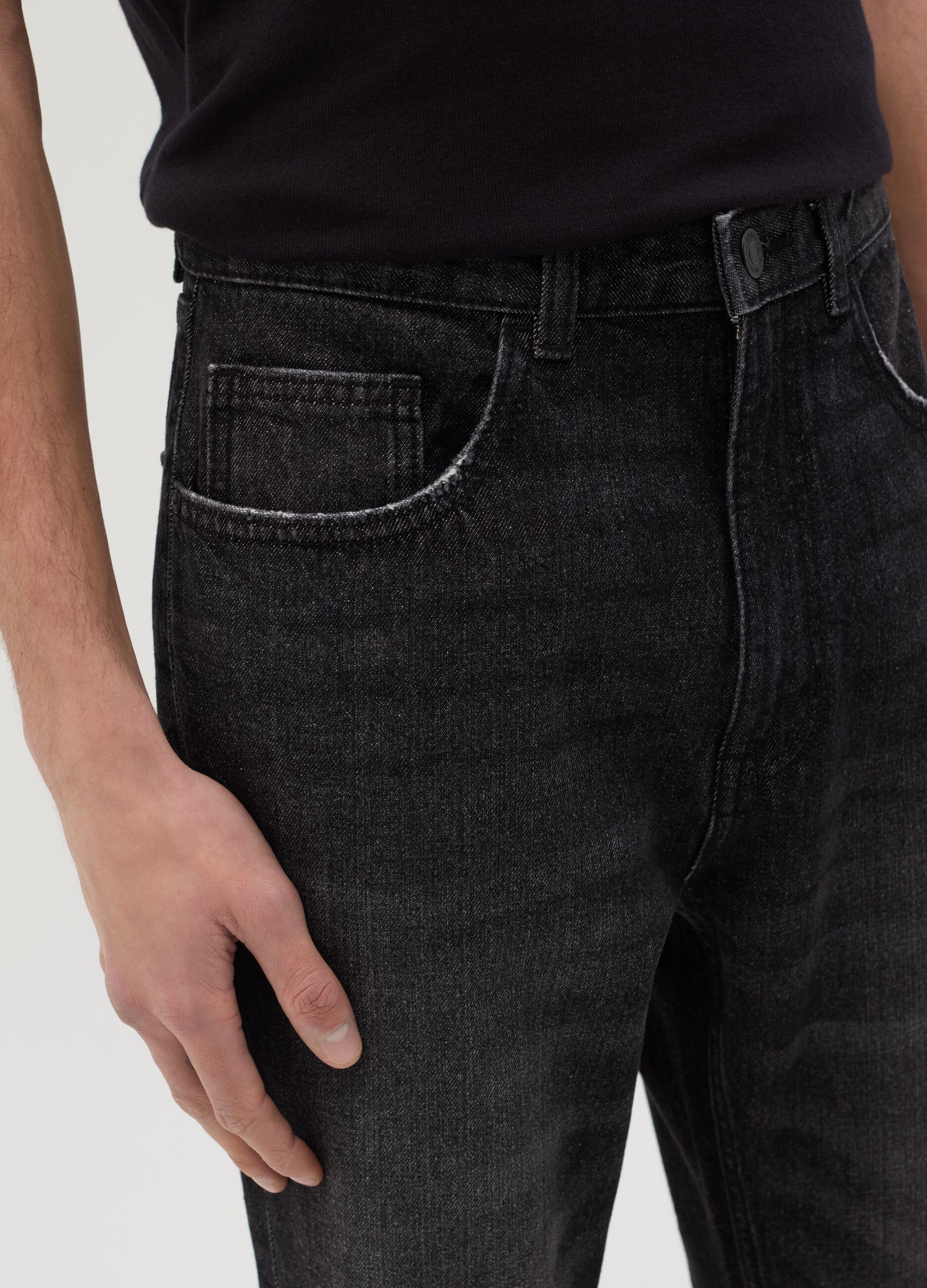 Jeans carrot fit con scoloriture