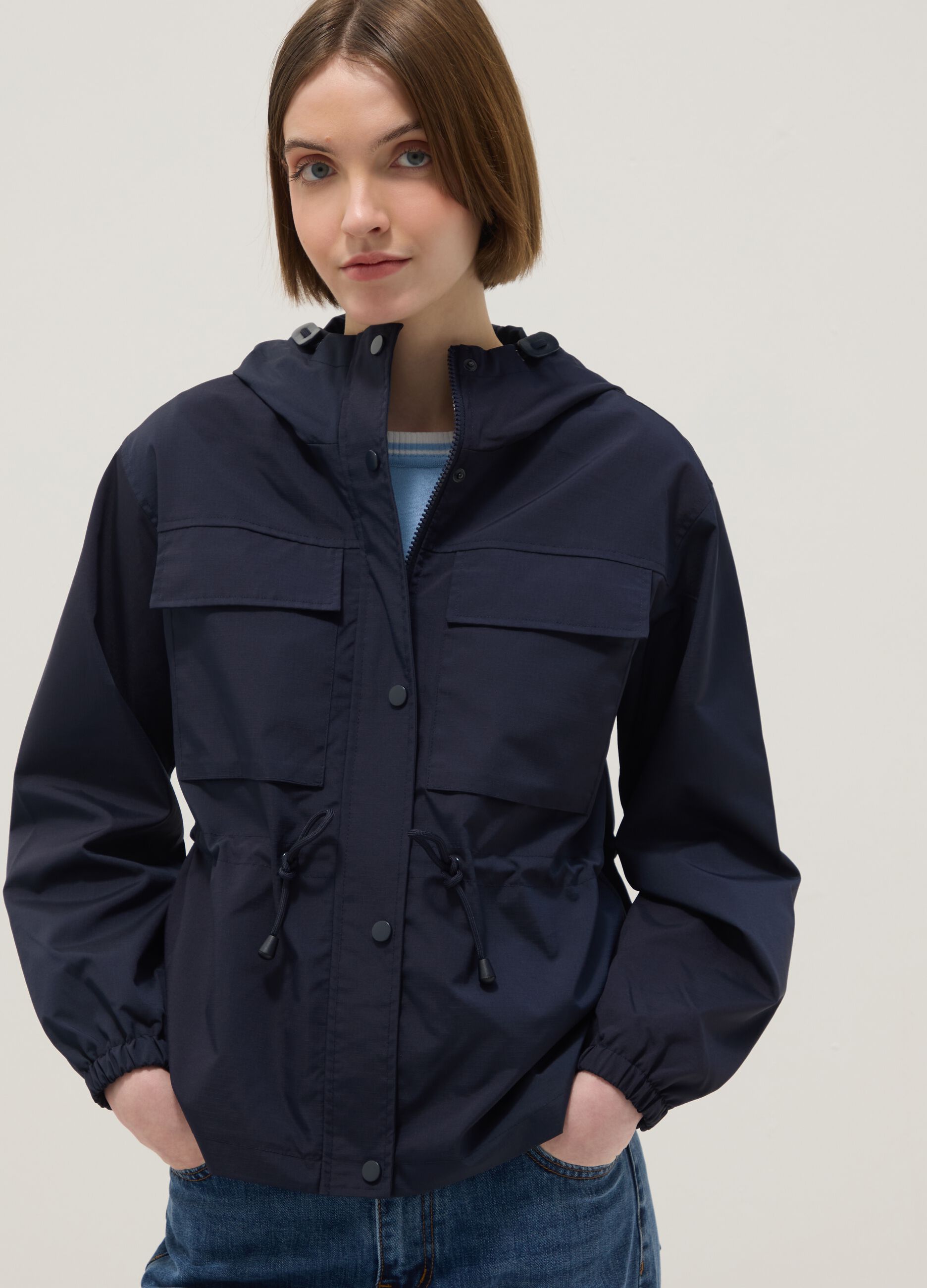 Giacca impermeabile blu regular fit con tasche e cappuccio
