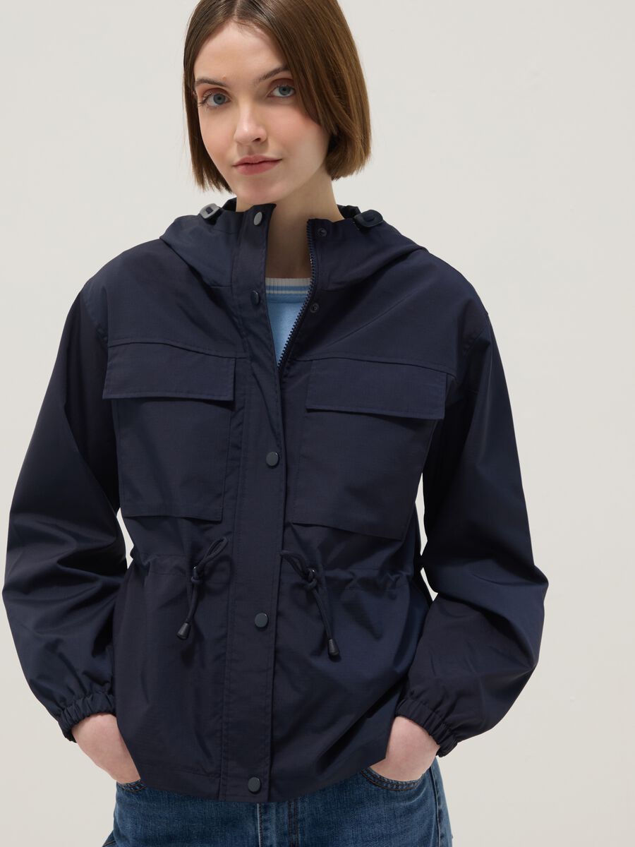 Giacca impermeabile blu regular fit con tasche e cappuccio_0