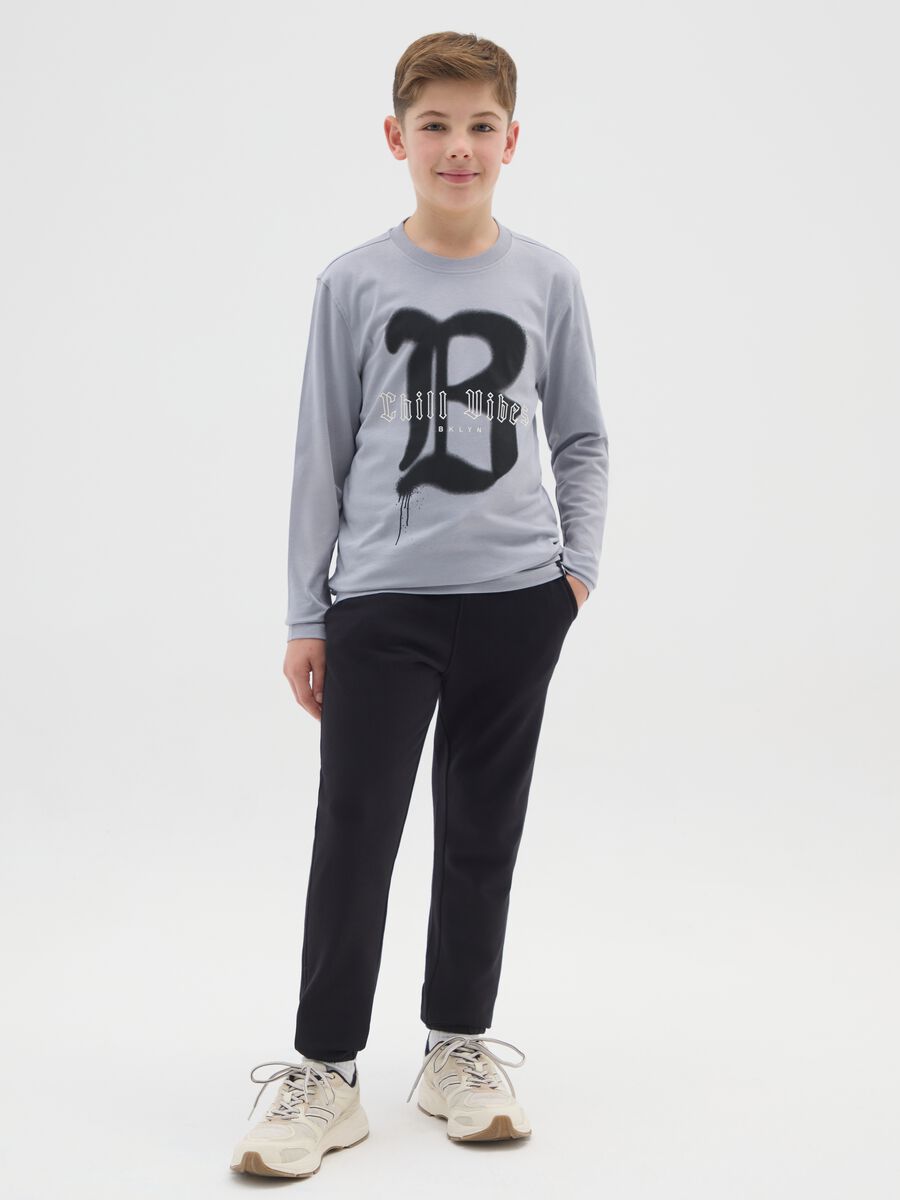 Jogger neri da ragazzo in puro cotone regular fit con scritta_0