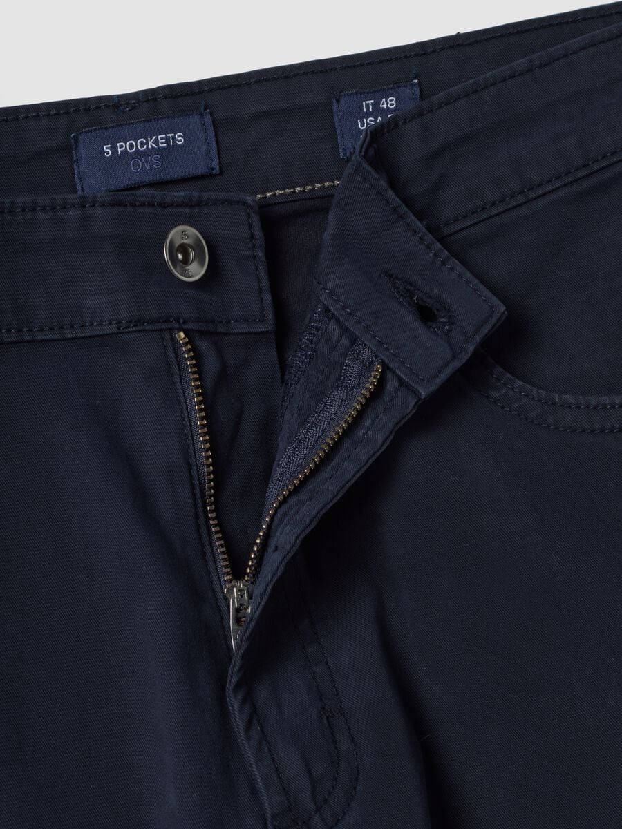 Pantaloni blu in twill di cotone elasticizzato regular fit_1