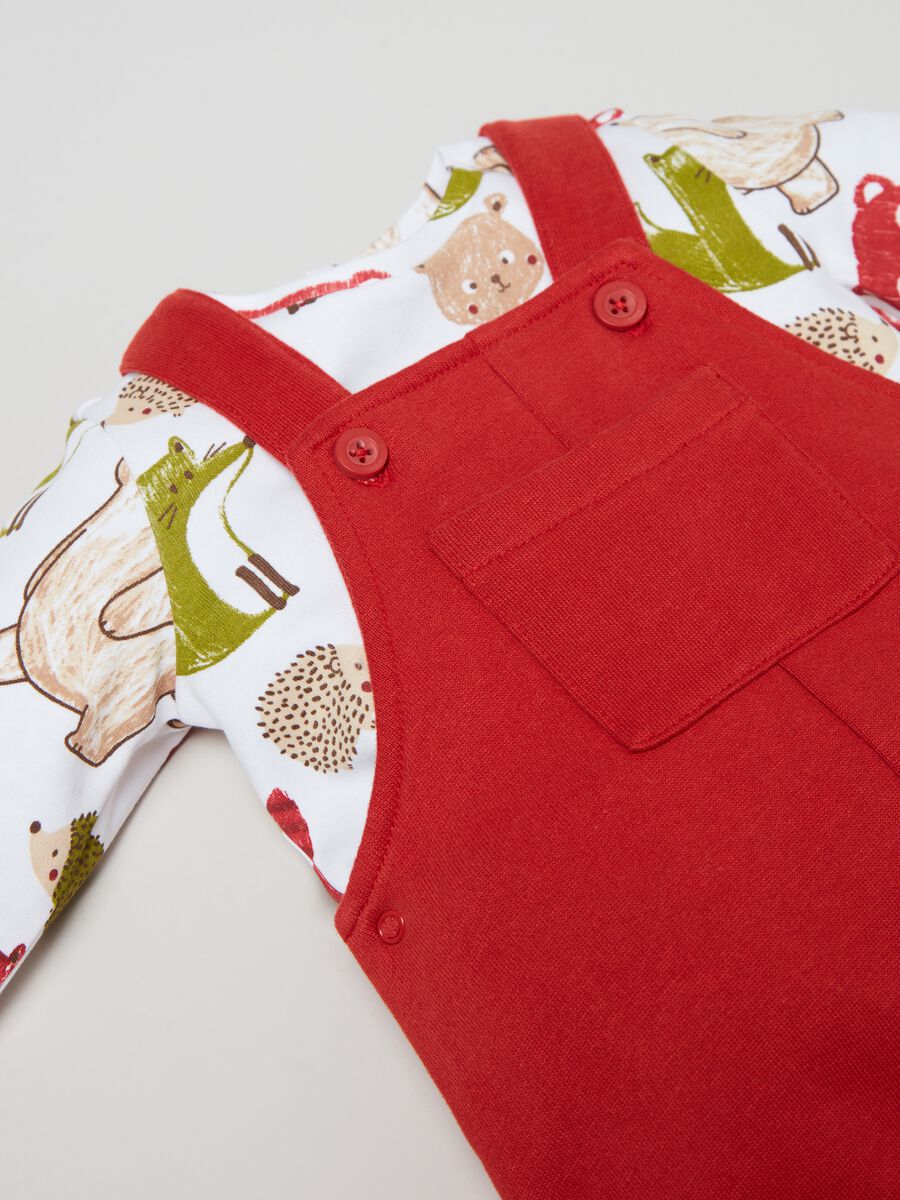 Set t-shirt con stampa e salopette in cotone _2
