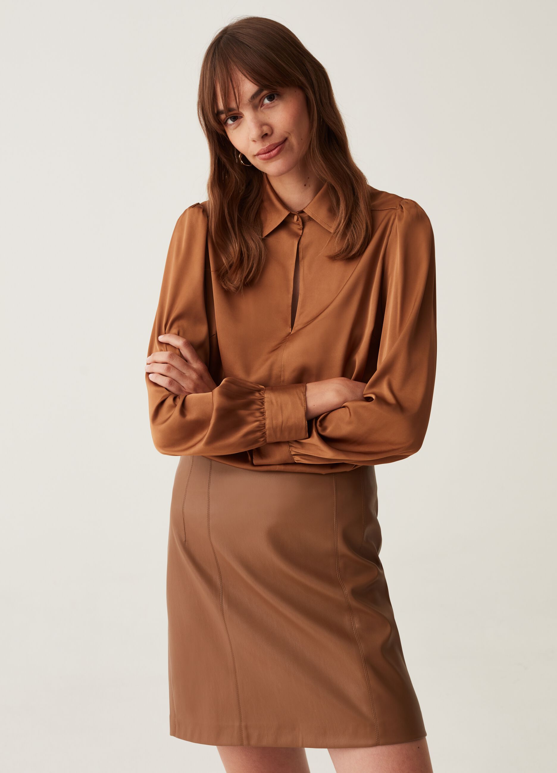 Blusa in satin con maniche a sbuffo_0