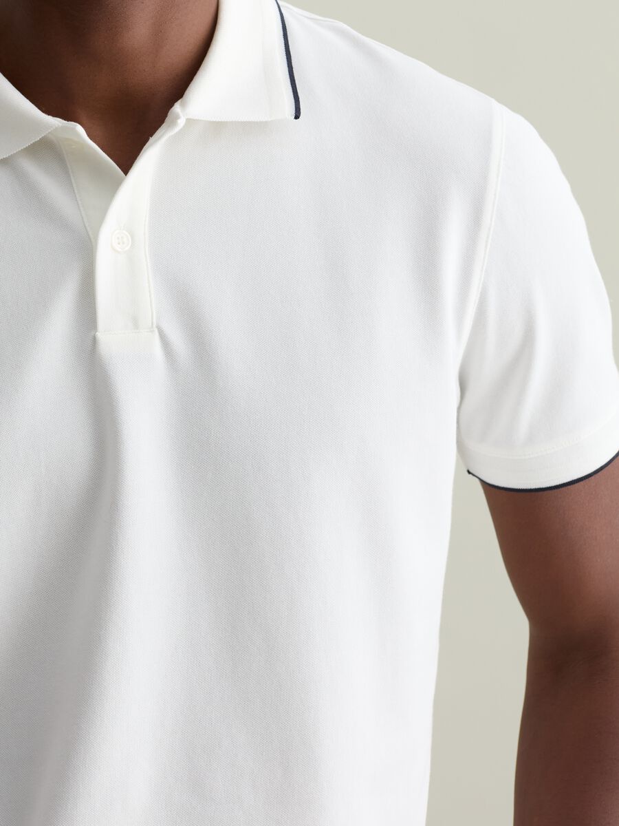 Polo shirt in technical fabric with contrasting edging_2