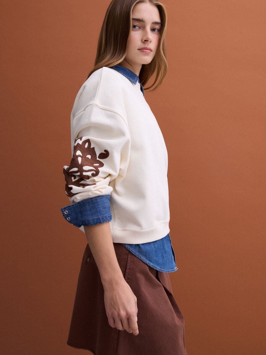White cotton-blend sweatshirt with embroidery, regular fit_2