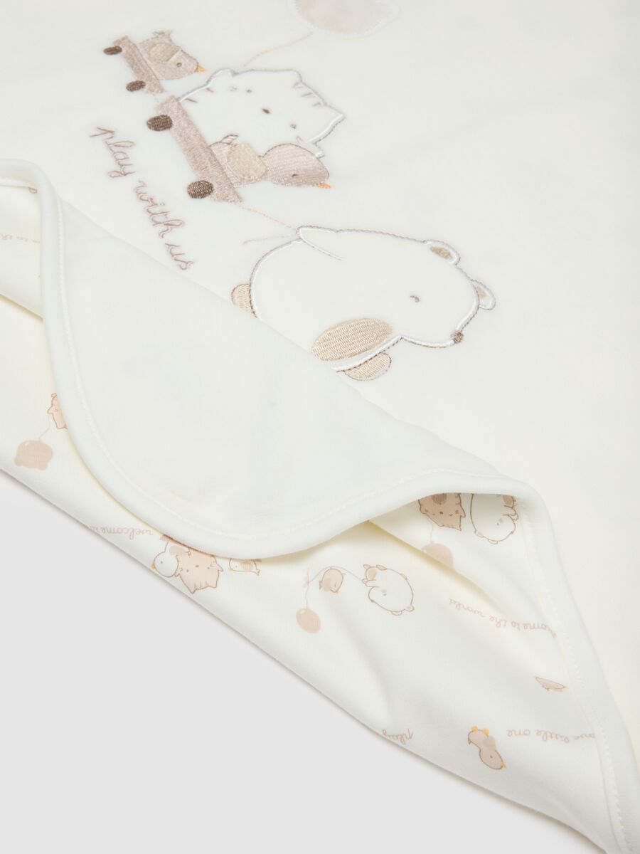 White baby blanket made of cotton blend with decorations_2