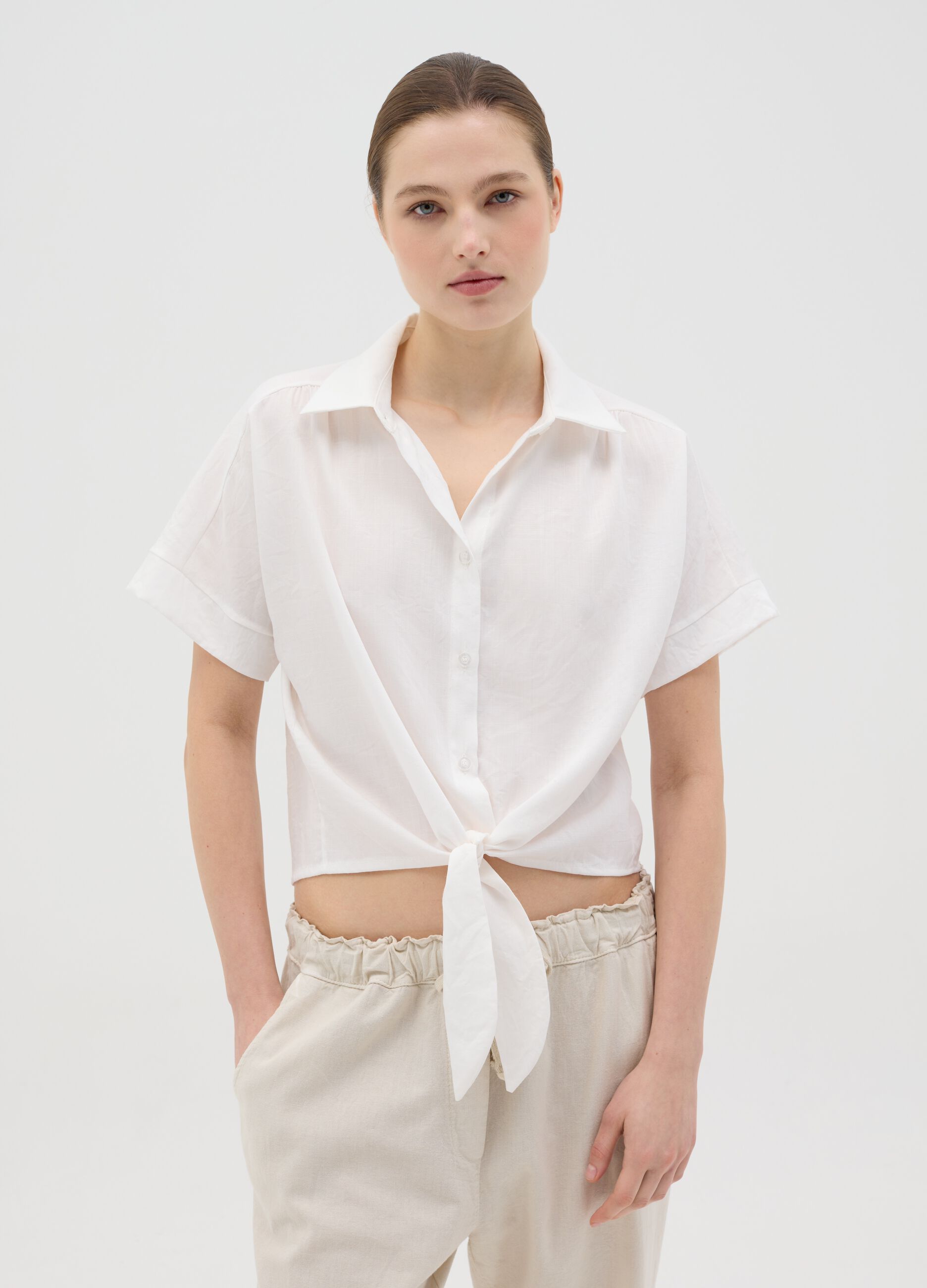 White shirt with knot and short sleeves