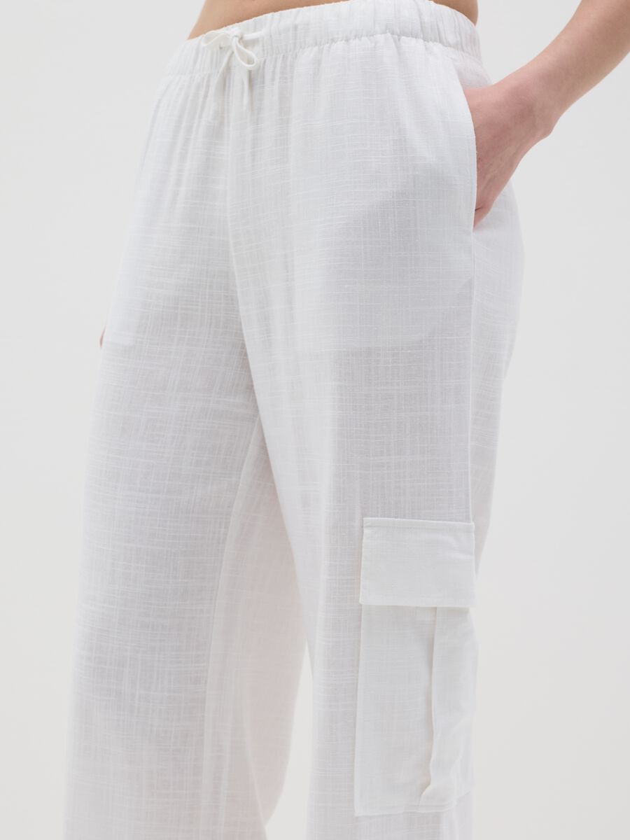 Women’s white cargo trousers in viscose and linen blend with wide leg_3