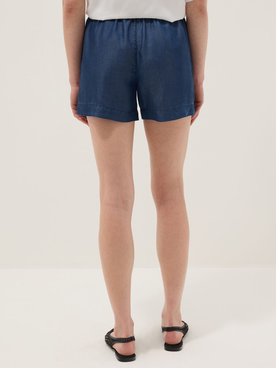 Shorts in denim blu in puro lyocell con vita elasticizzata regular fit_2