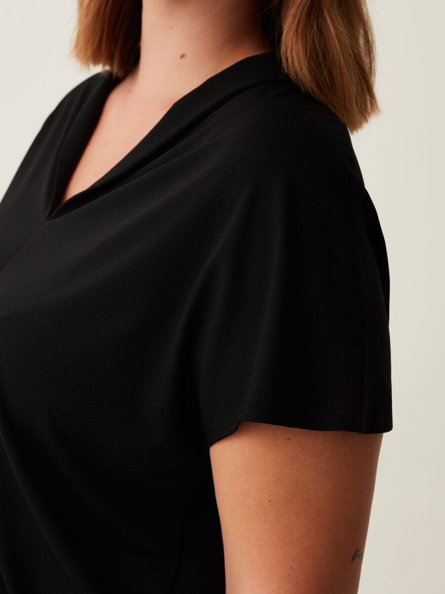T-shirt con scollo a V Curvy_3
