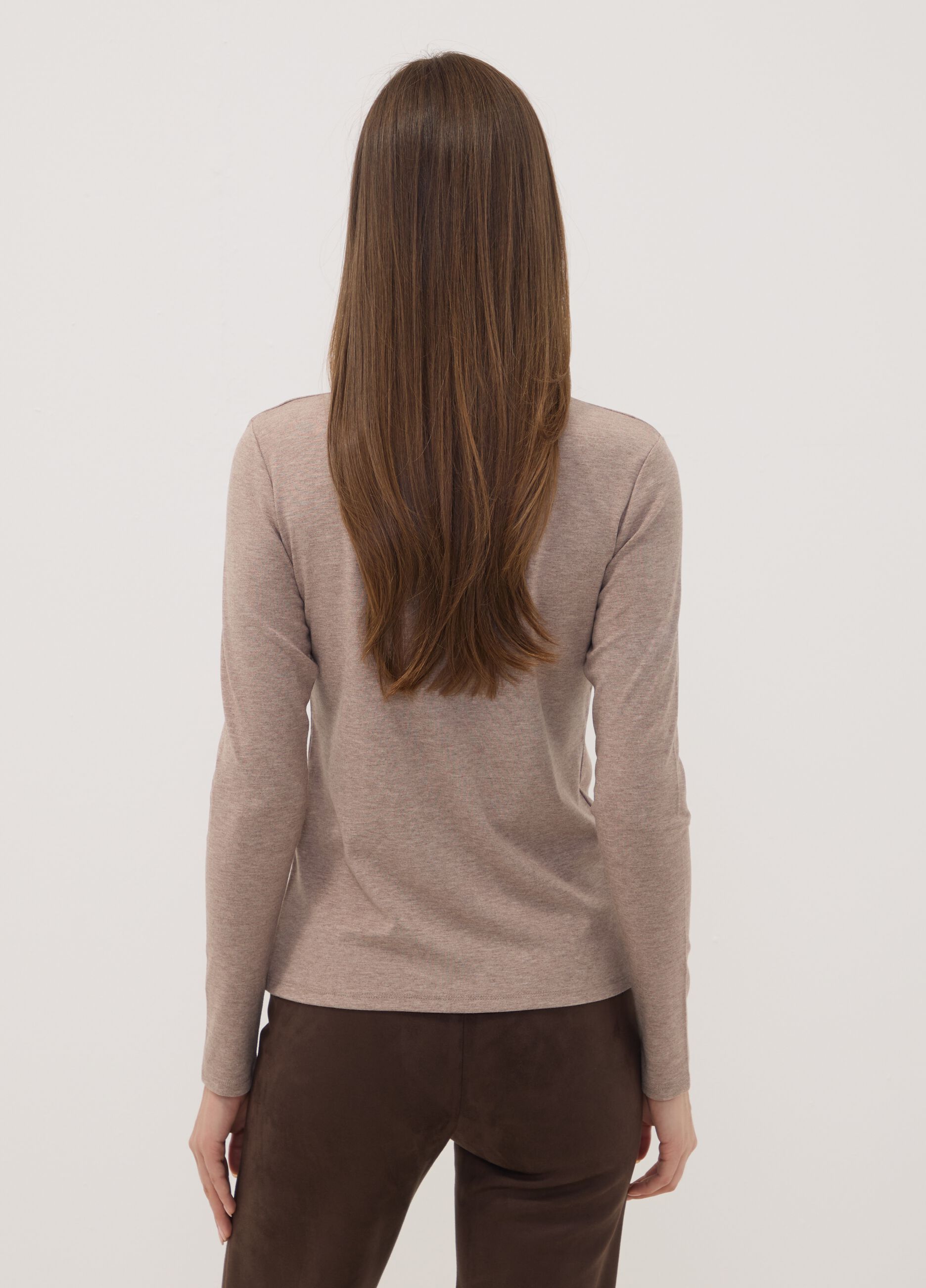 T-shirt beige in viscosa elasticizzata con girocollo