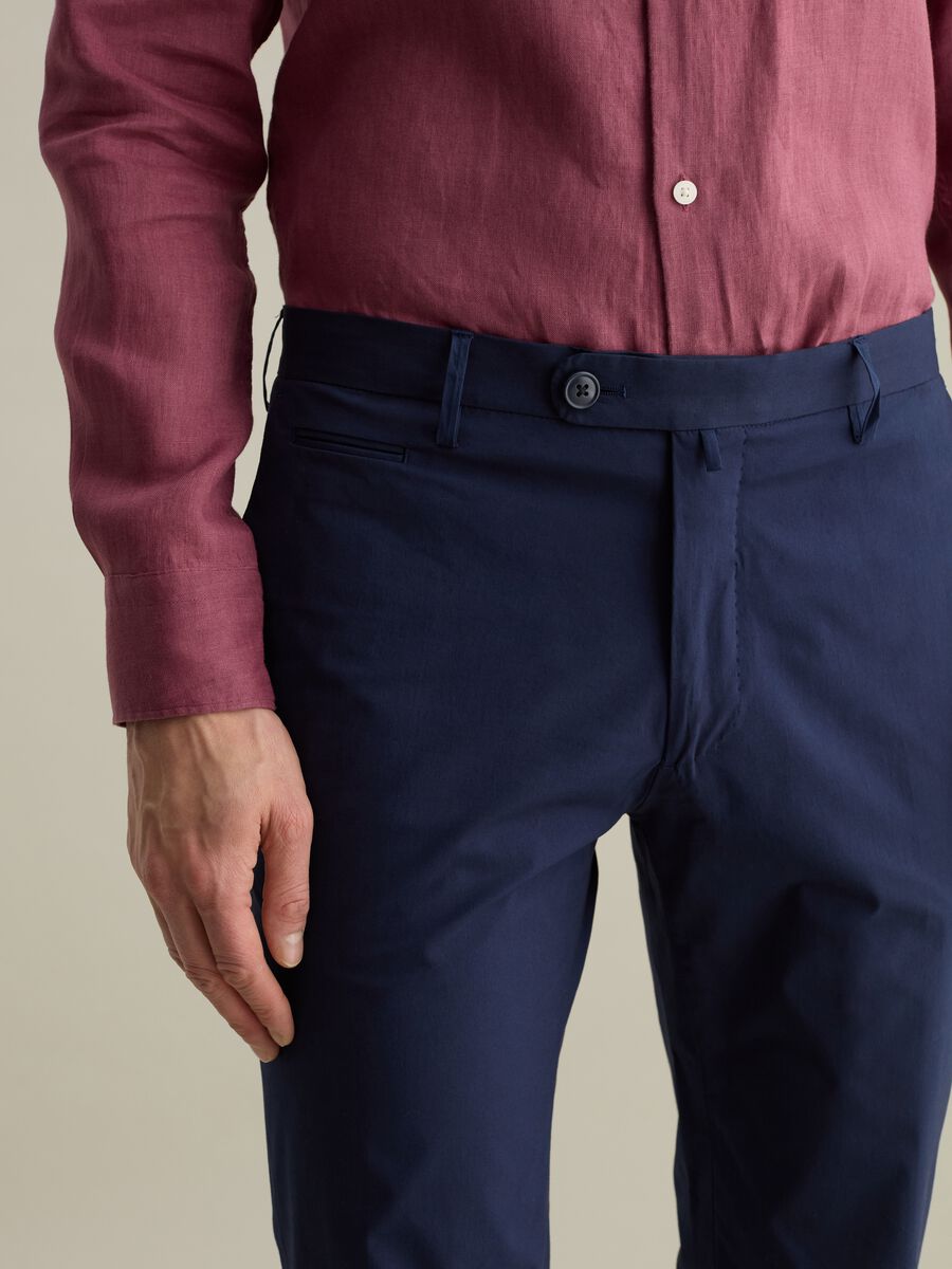 Contemporary slim-fit trousers in stretch cotton_3