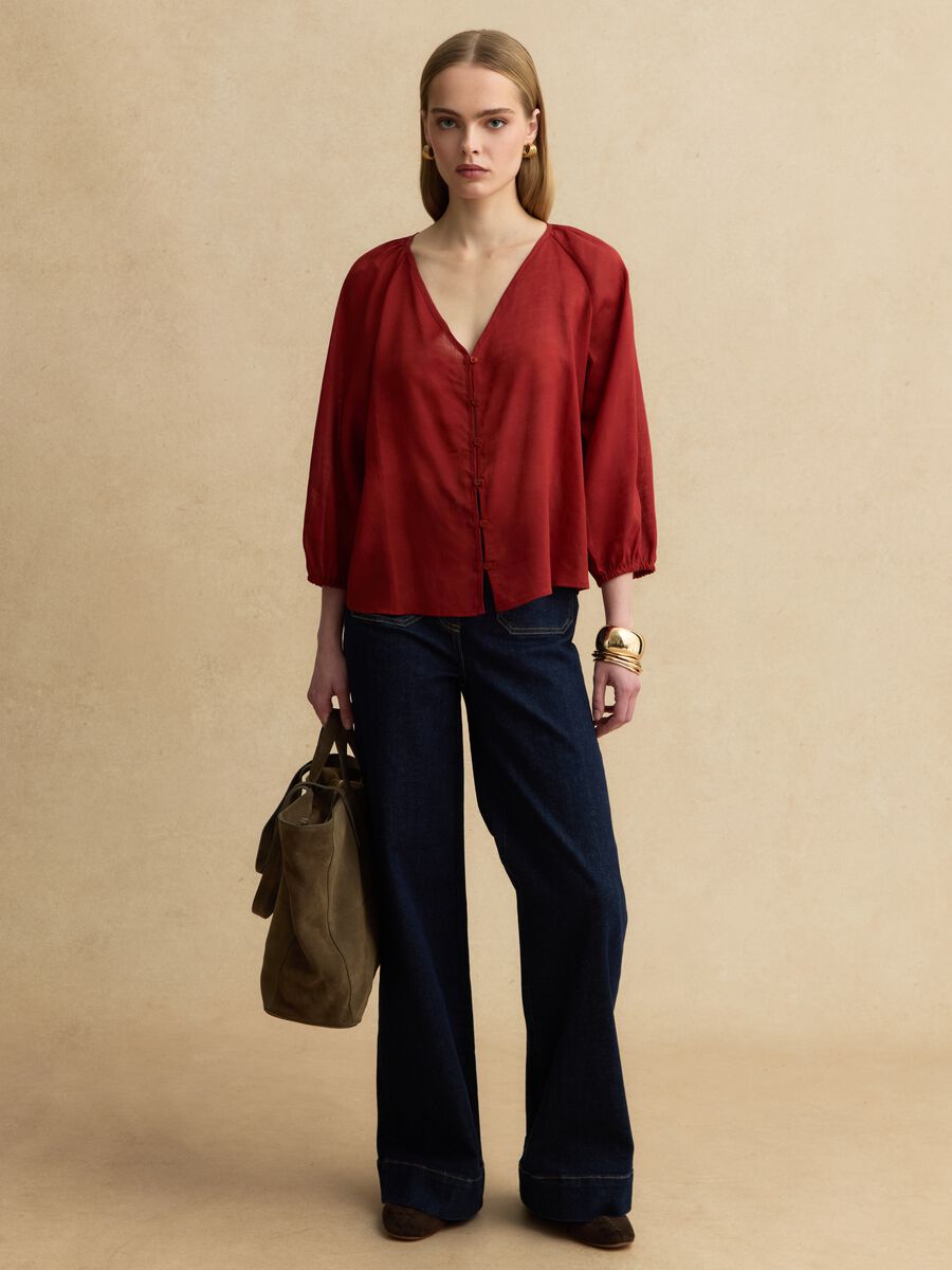 Red ramie and lyocell blend shirt with V-neck, regular fit_2