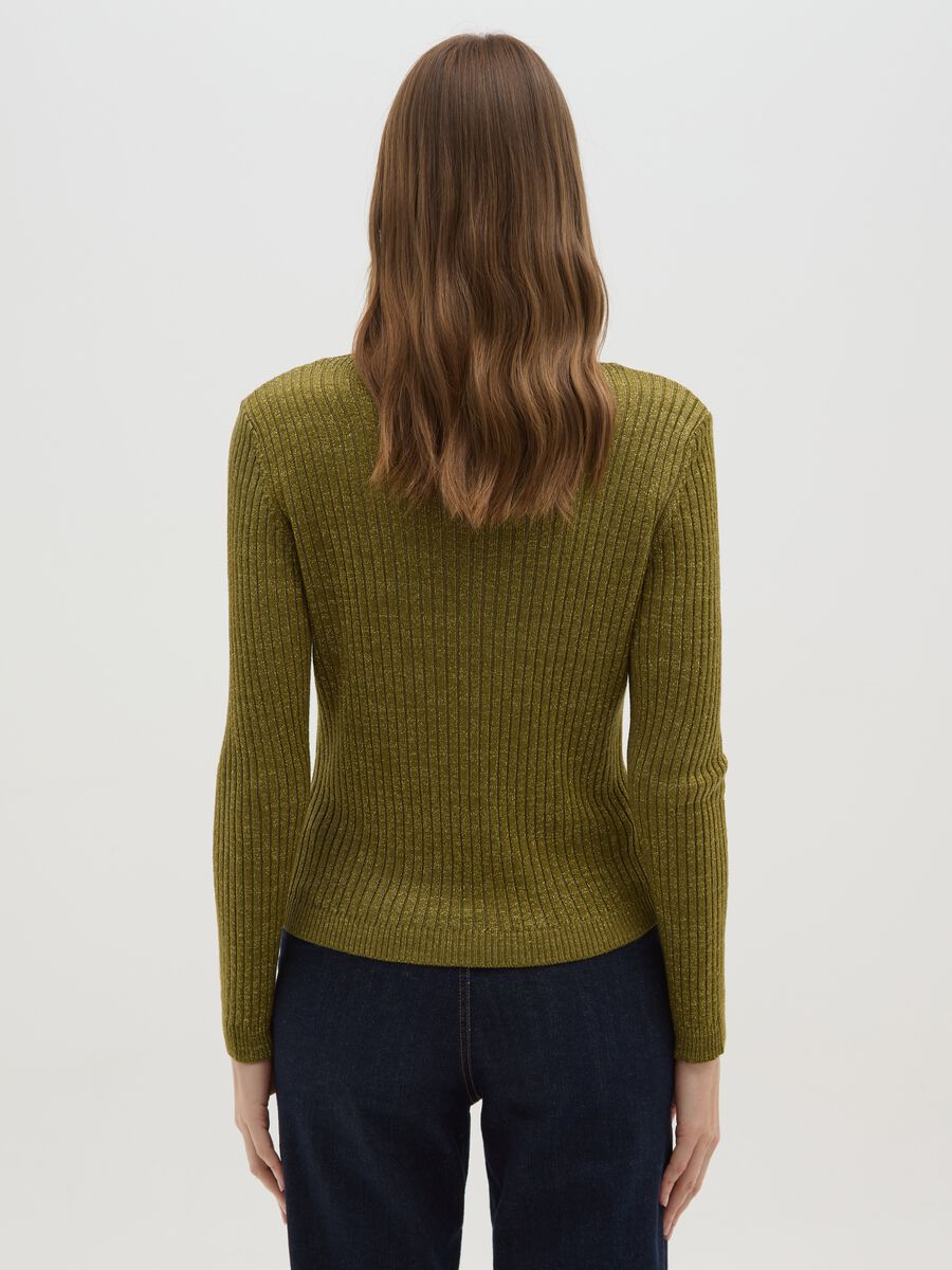 Maglia a costine verde con fibre metalliche_2