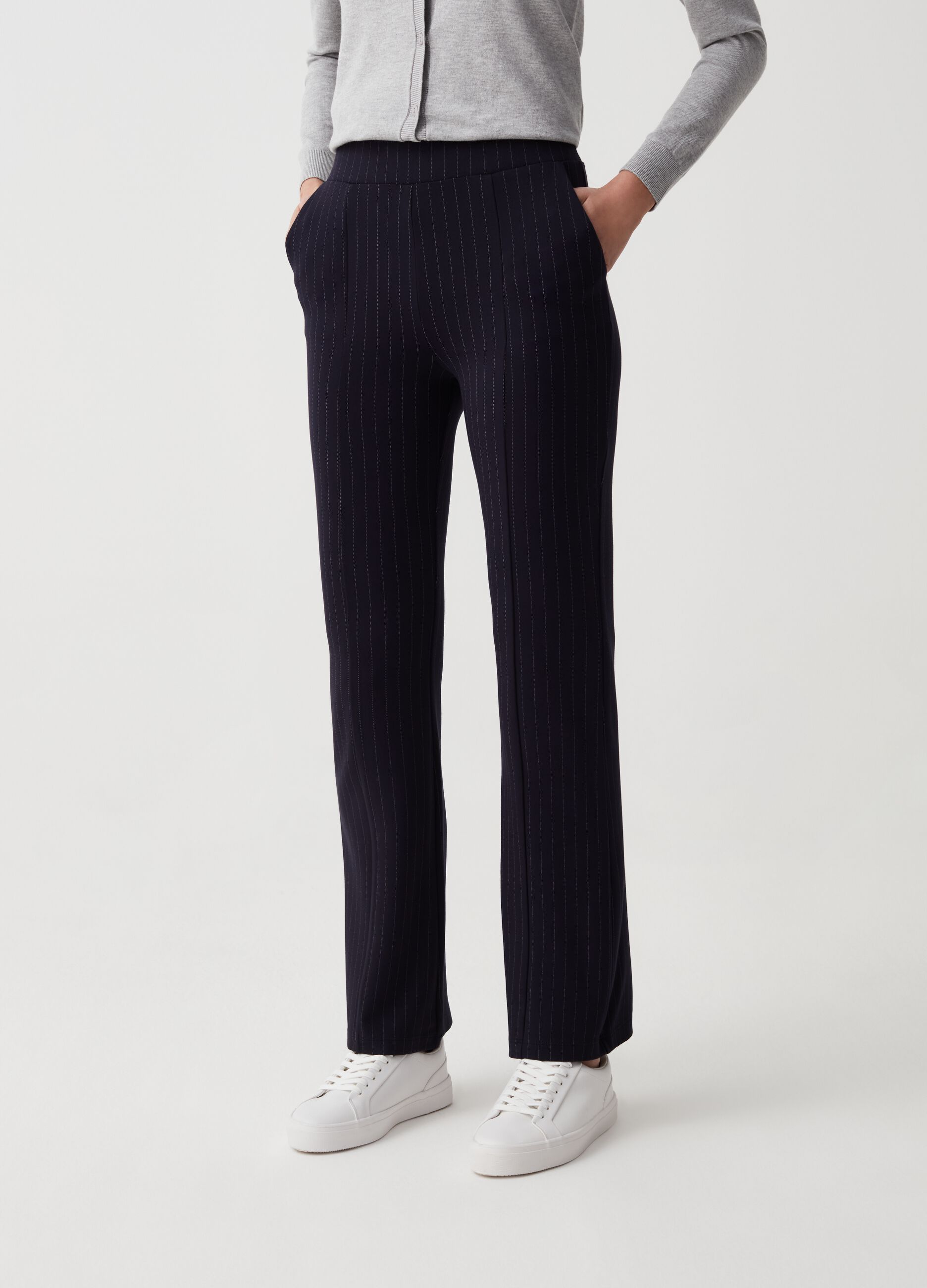 Flare-fit leggings with raised seams