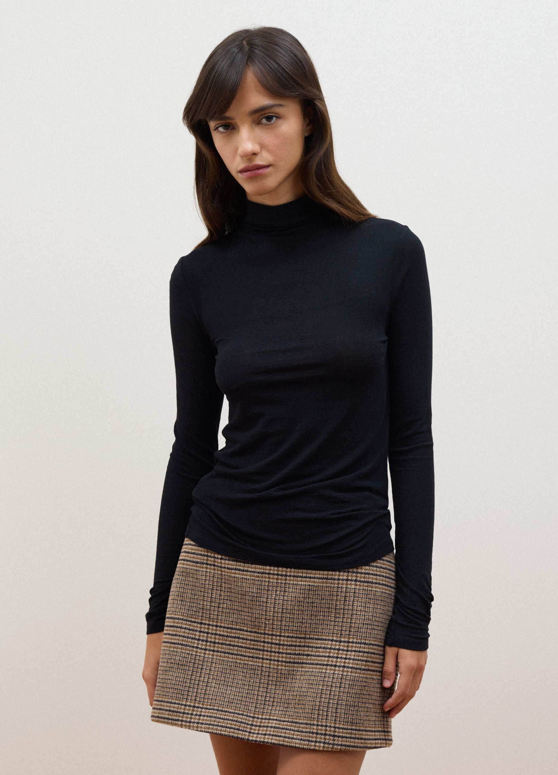 T-shirt nera in modal e cashmere elasticizzato regular fit