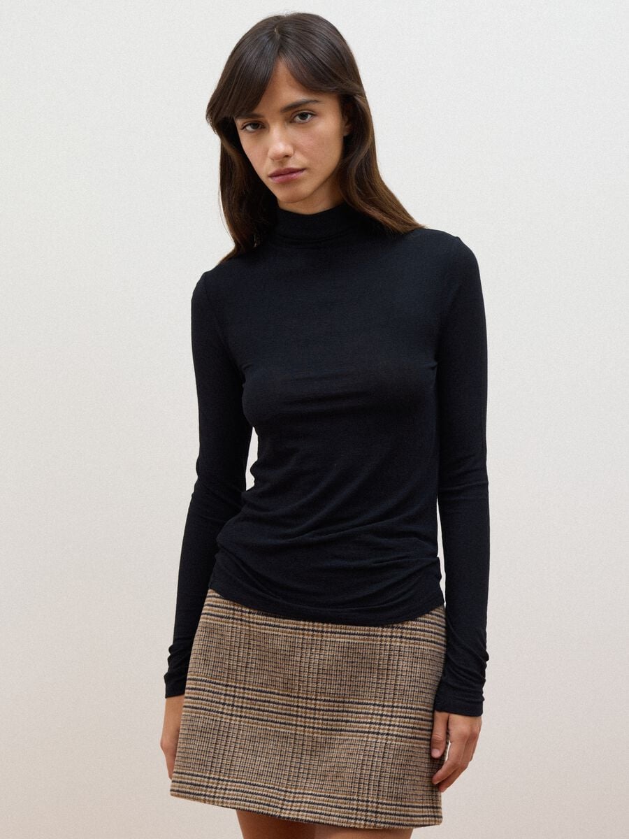 T-shirt nera in modal e cashmere elasticizzato regular fit_0