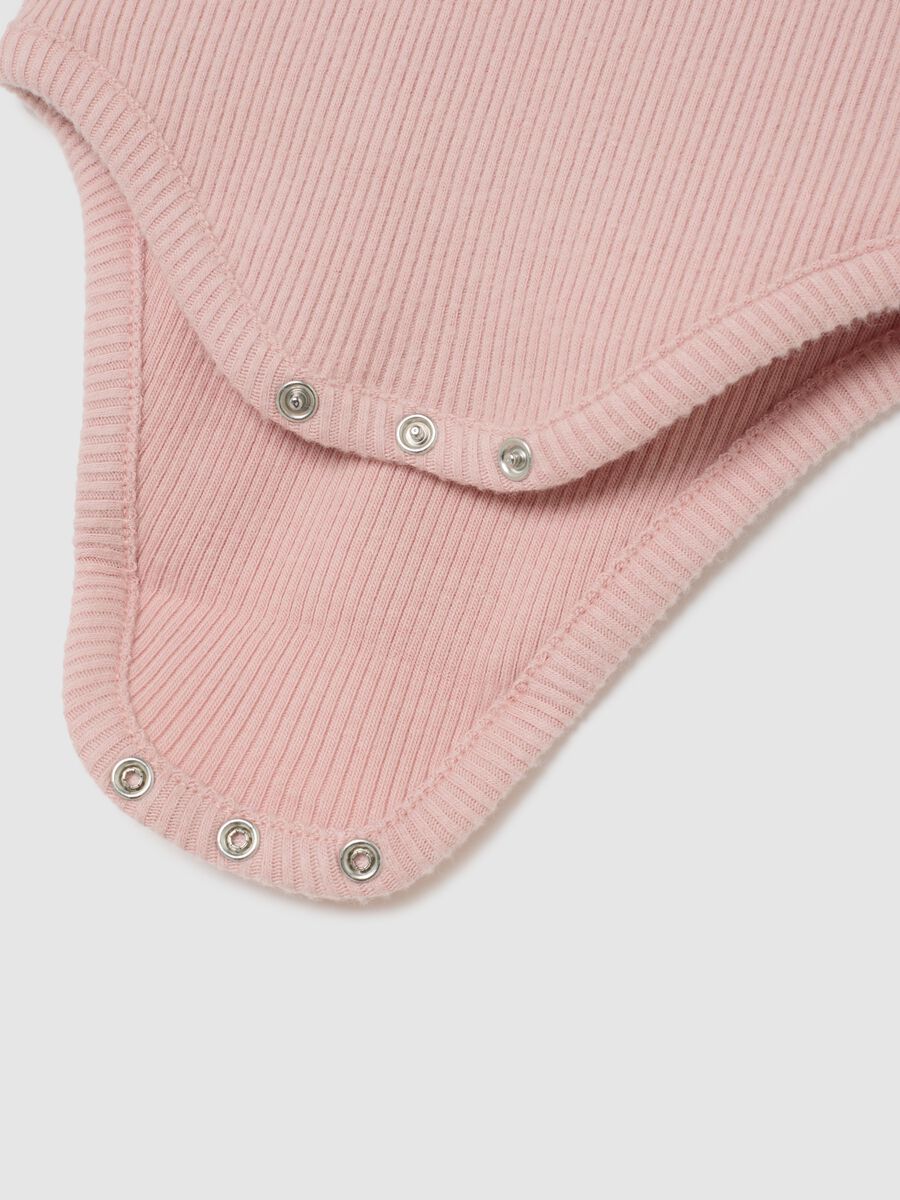 Pink cotton blend baby bodysuit with ruffled collar and long sleeves_2