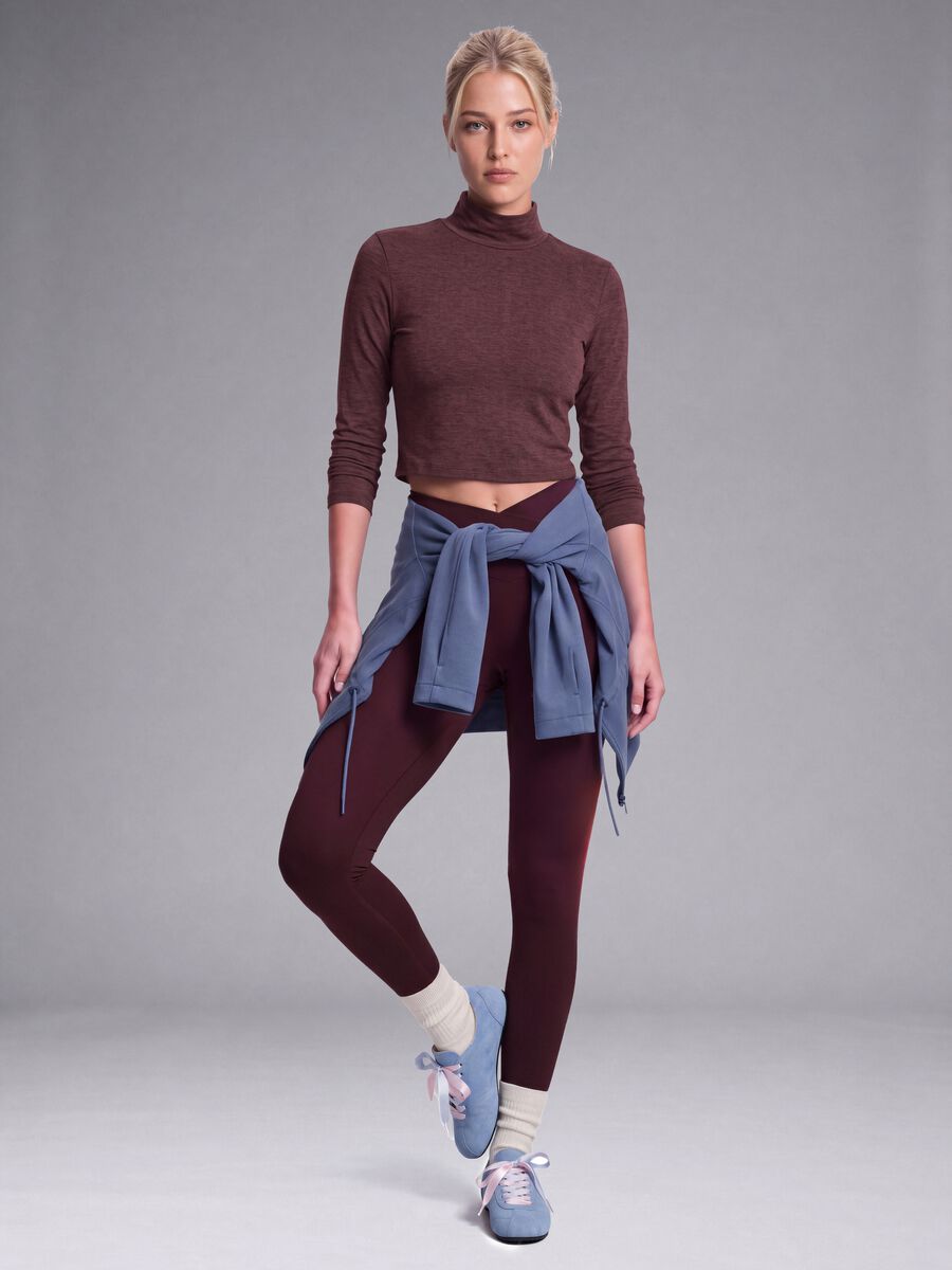 T-shirt viola crop in tessuto elasticizzato con collo rialzato_0