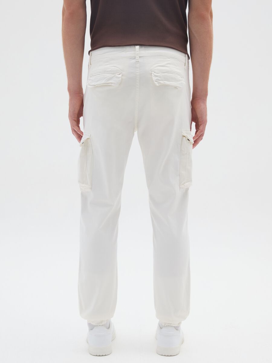 Pantaloni cargo in misto cotone elasticizzato bianchi slim fit_2