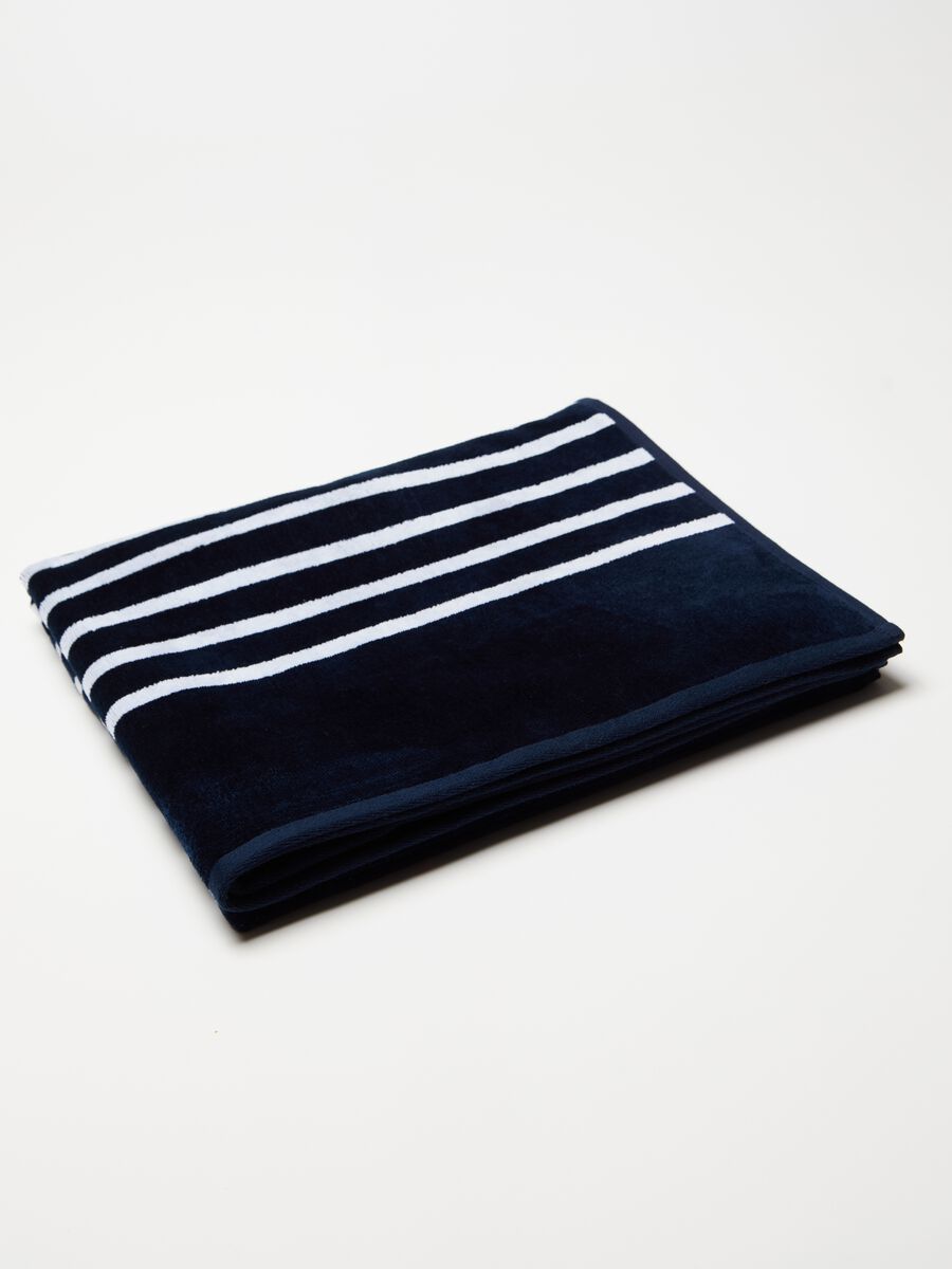 Beach towel with thin striped print_0