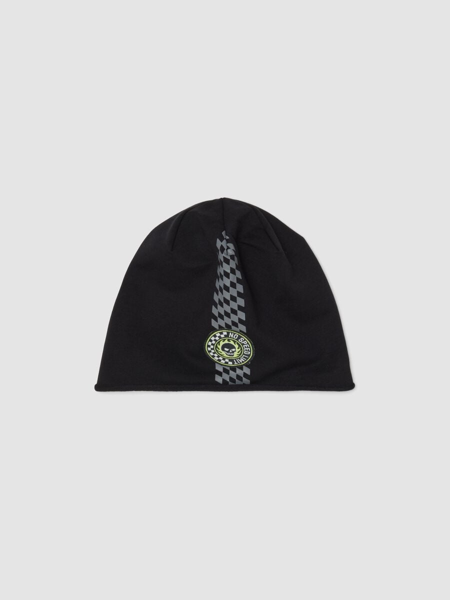 Cappello nero in cotone organico elasticizzato con stampa grafica a scacchi_0