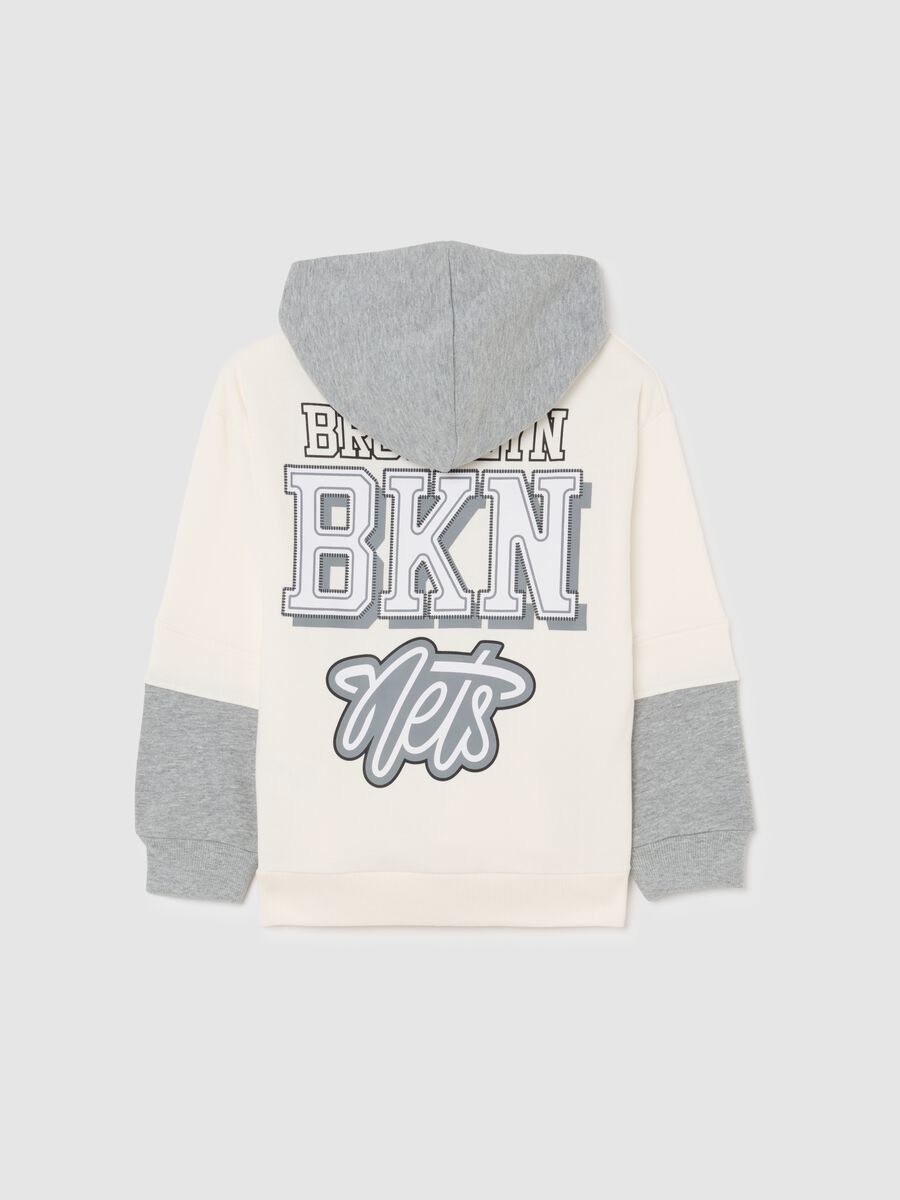 Felpa da bambino in misto cotone bianca e grigia oversize con logo Nets_1