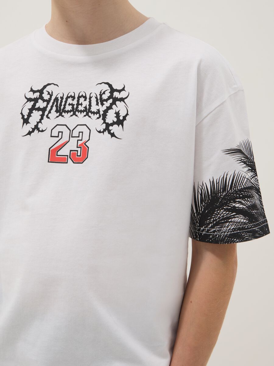 T-shirt in puro cotone bianca da bambino oversize fit con stampe_2