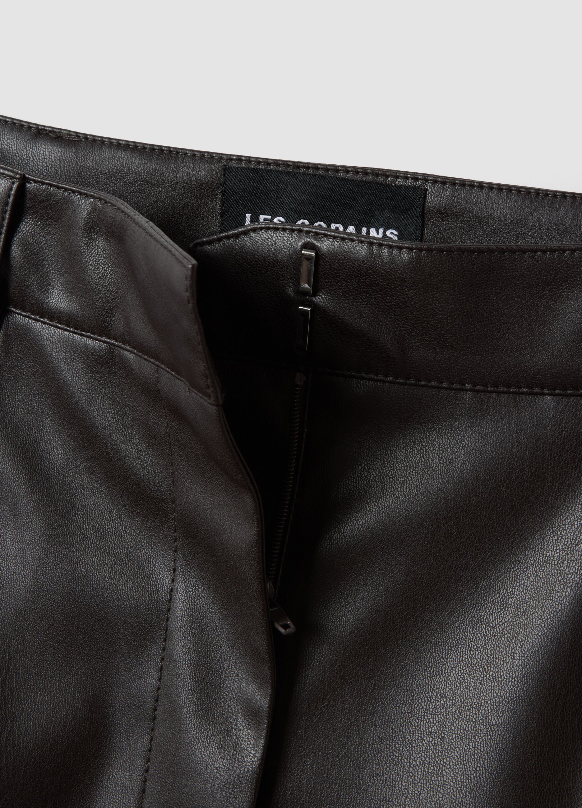 Shorts marroni regular fit con vita elasticizzata