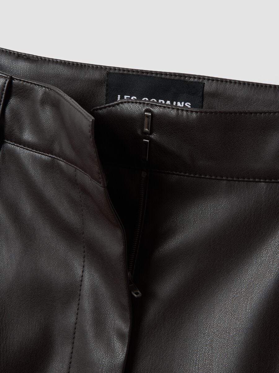 Shorts marroni regular fit con vita elasticizzata_5