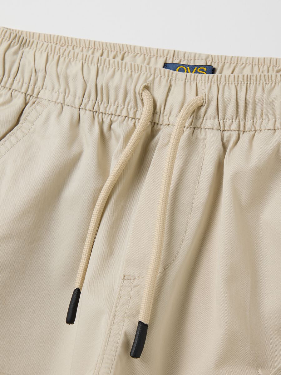 Boys’ shorts in 100% beige cotton with regular fit and cargo pockets_3