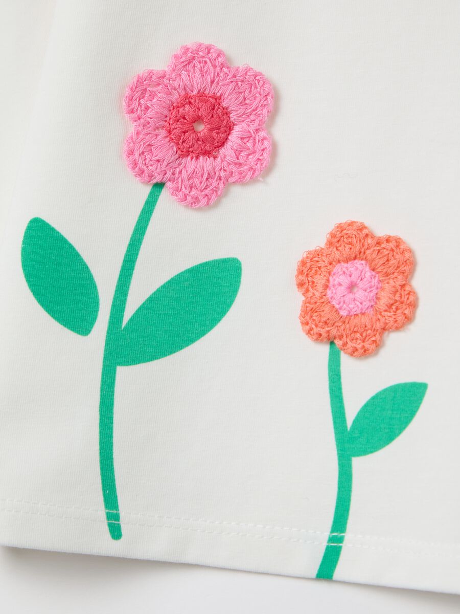 Long-sleeved T-shirt with crochet flowers_2