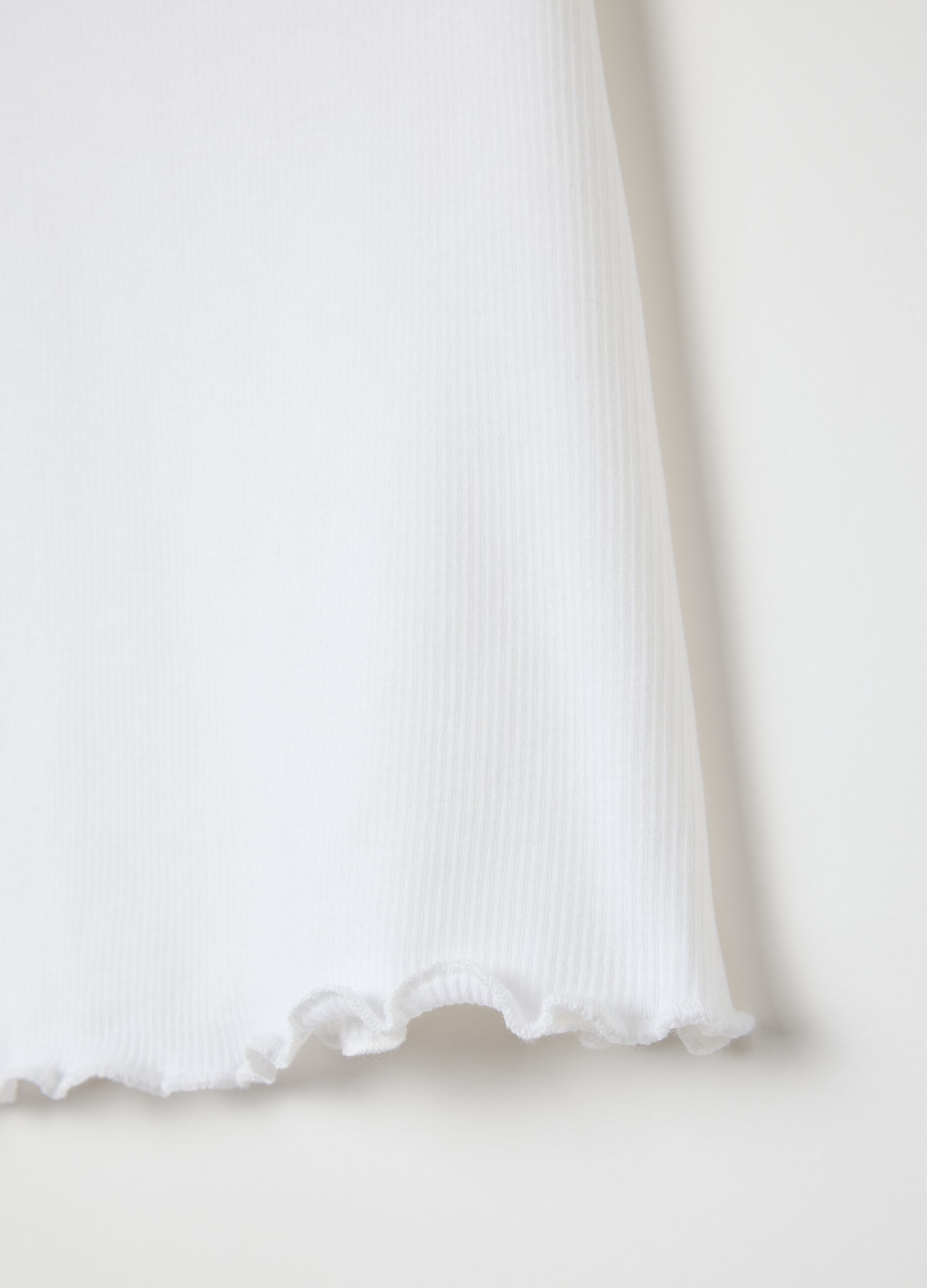 White ribbed T-shirt with wavy edging