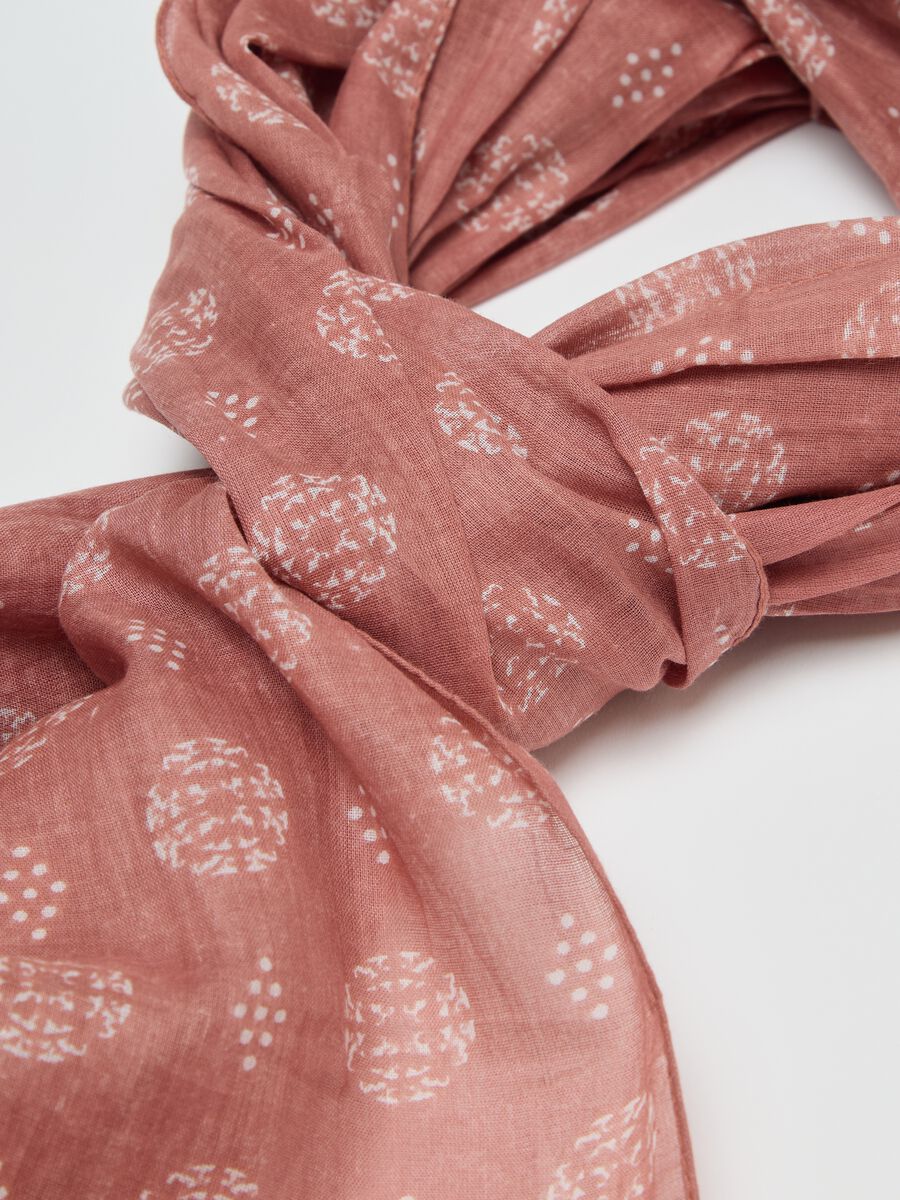 Earth-coloured cotton scarf with print_1