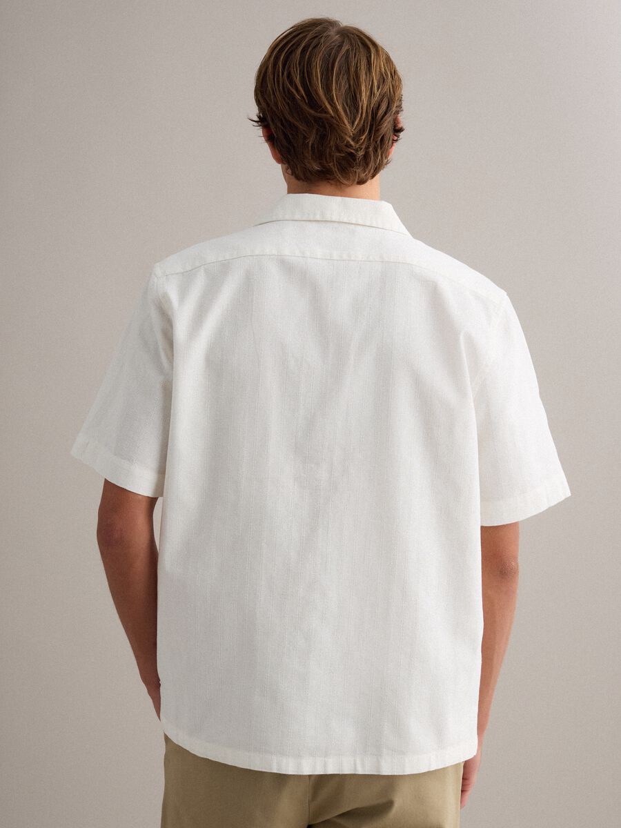 Camicia in puro cotone bianca regular fit con righe e taschino_3