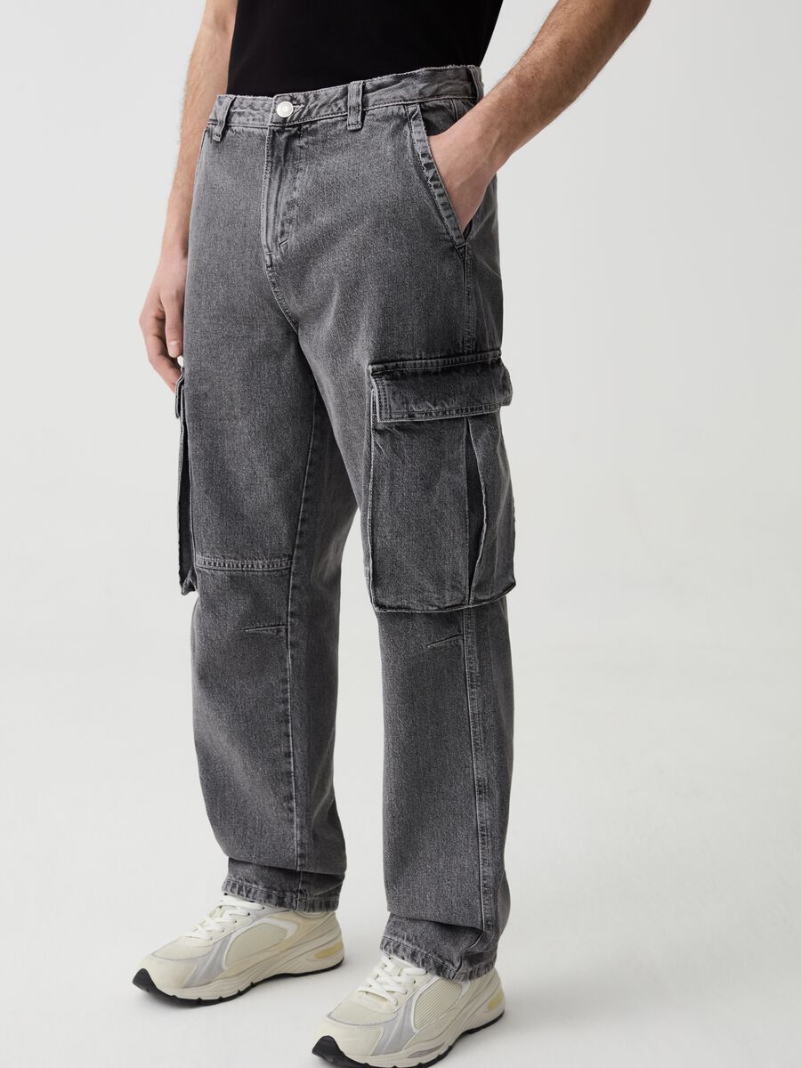 Acid wash wide-leg cargo jeans_1