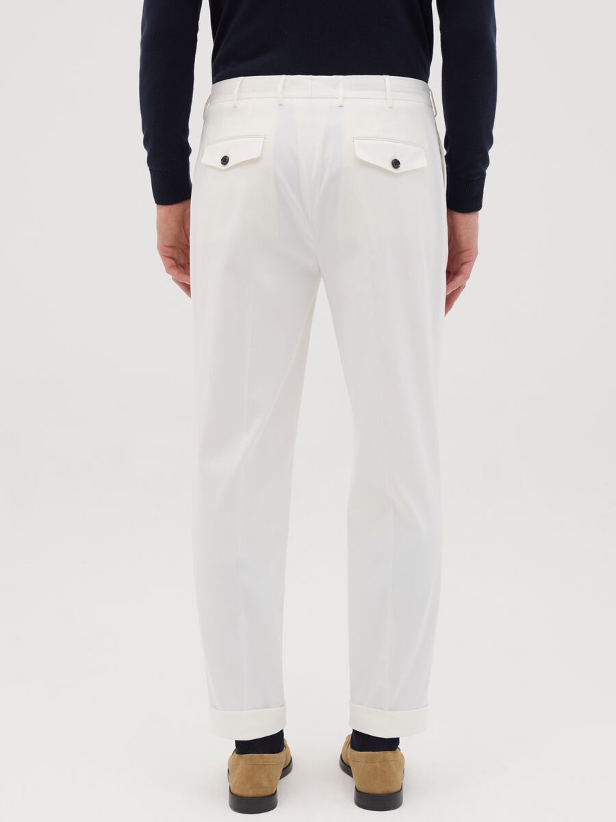 Men’s trousers in white stretch cotton with carrot fit_3