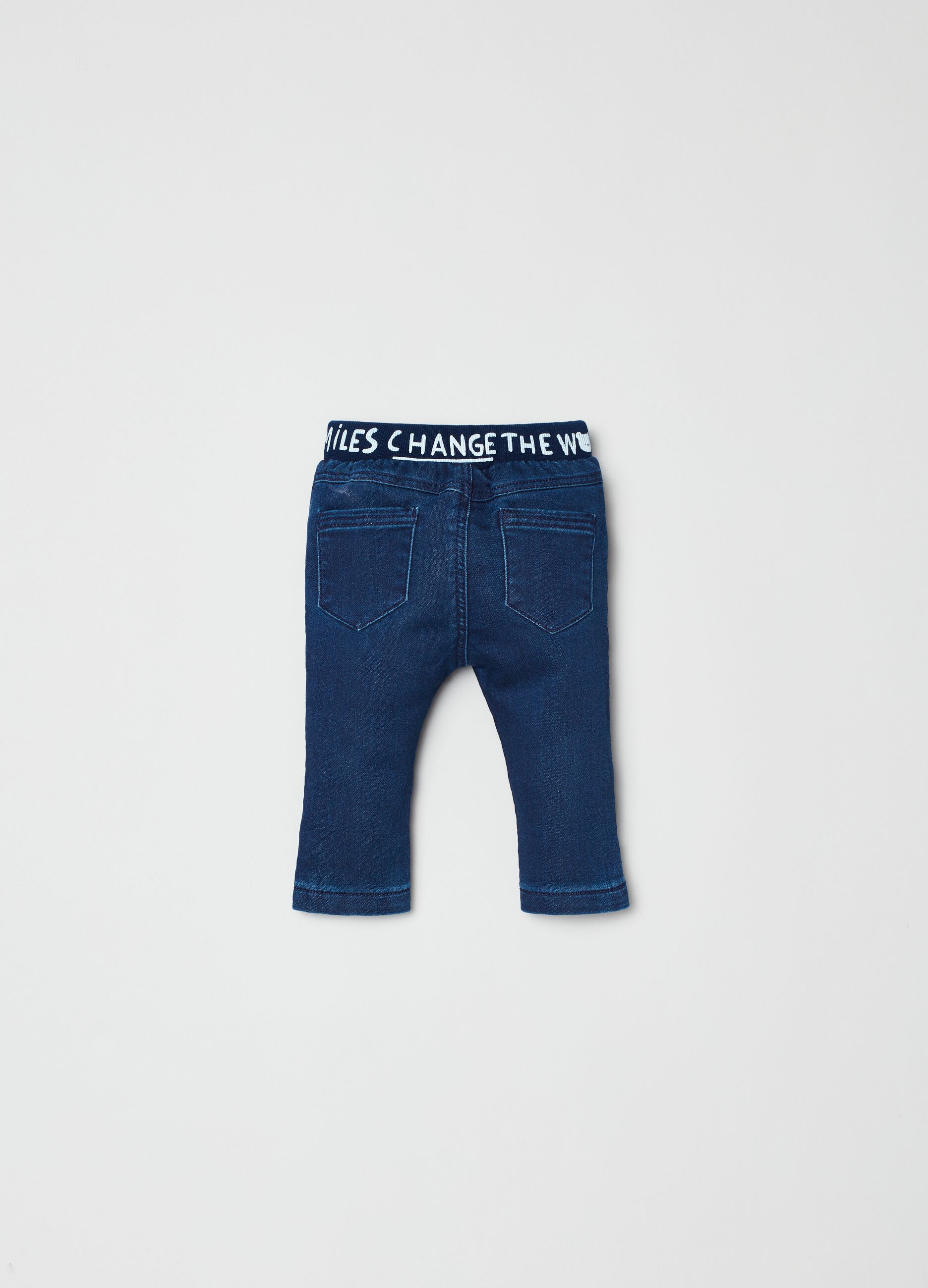 Jeans con tasche e stampa lettering_1