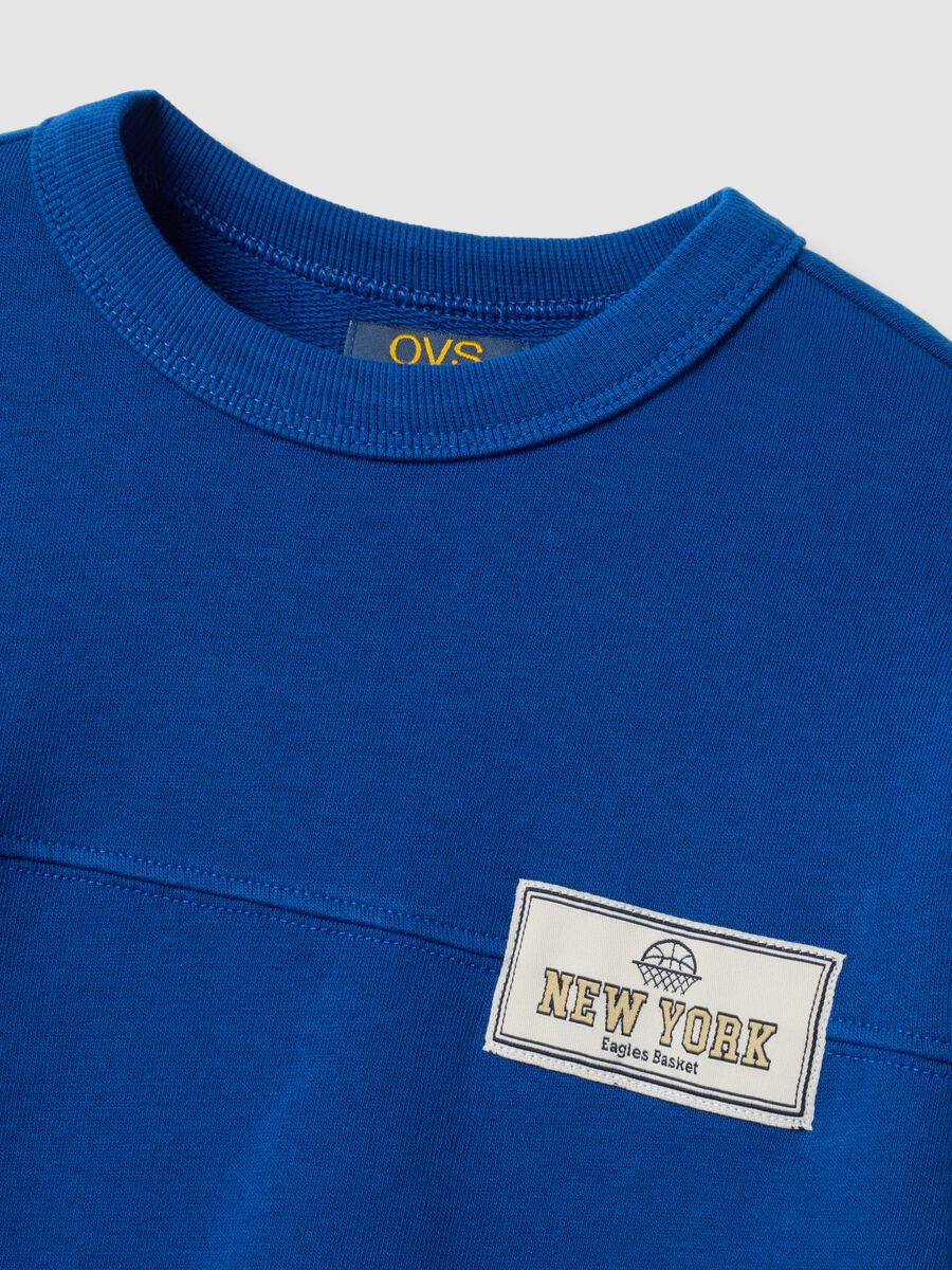 Blue relaxed-fit sweatshirt in 100% organic cotton with print for boys_2