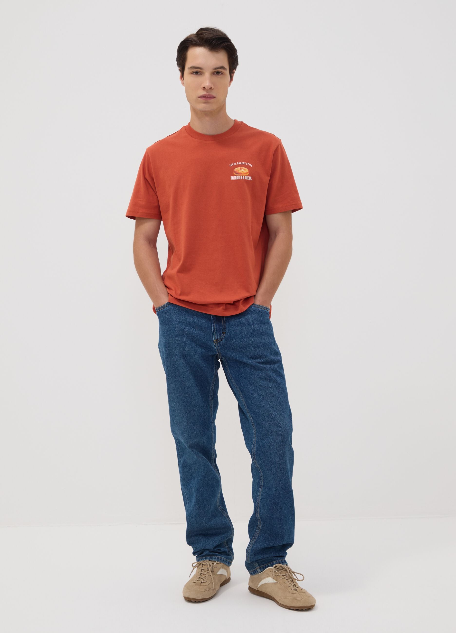 T-shirt rossa in puro cotone jersey con stampa grafica regular fit