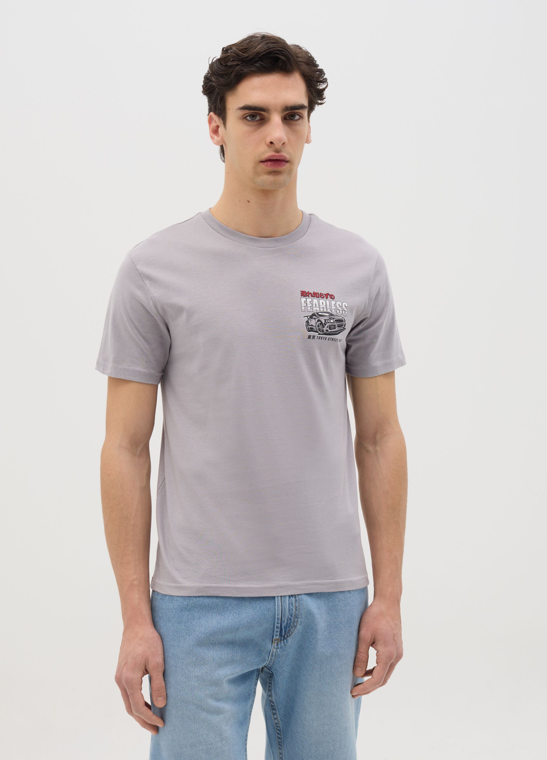 T-shirt in cotone con stampa auto da corsa "Fearless"