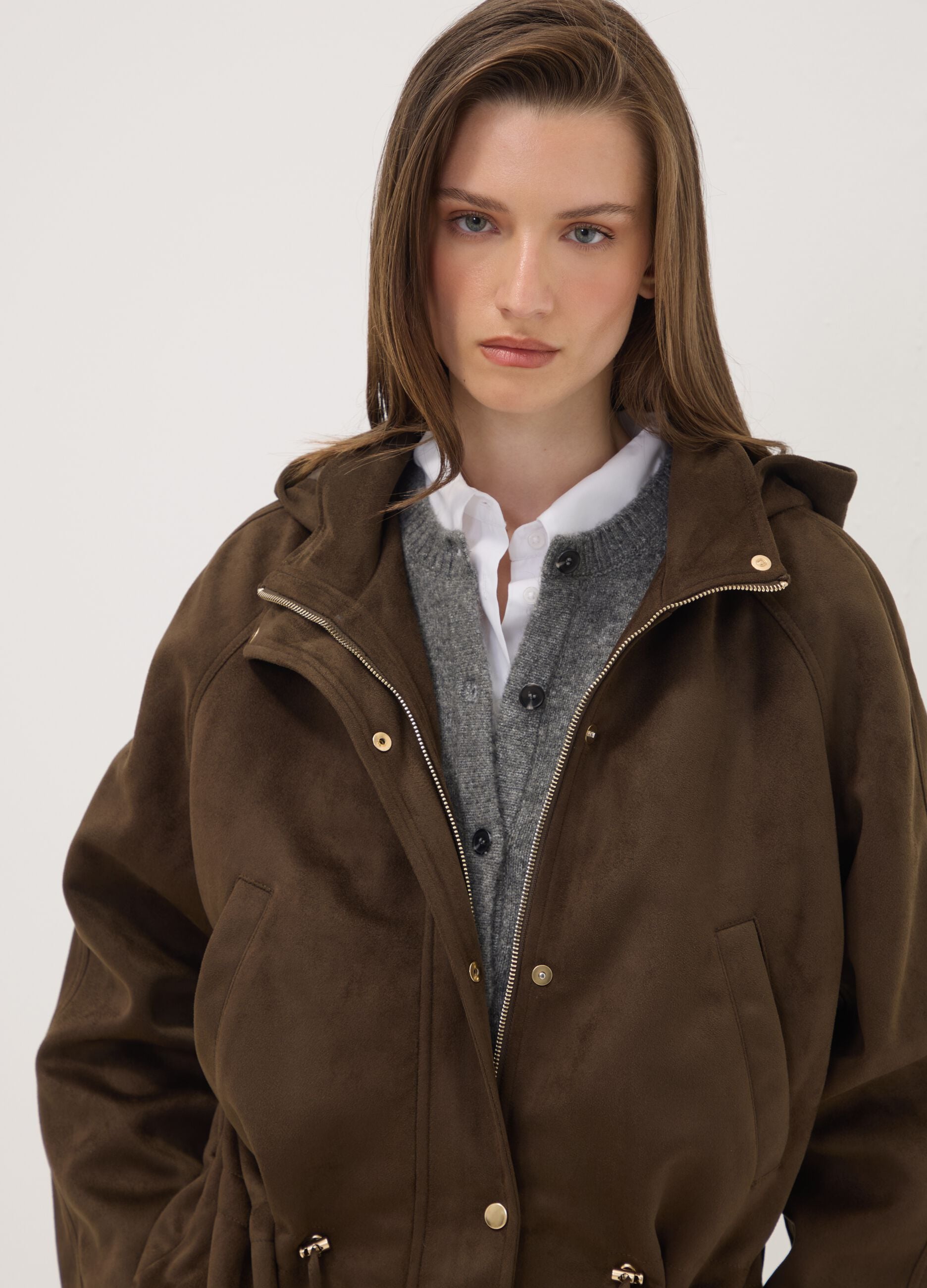 Parka marrone con cappuccio e chiusura zip e bottoni