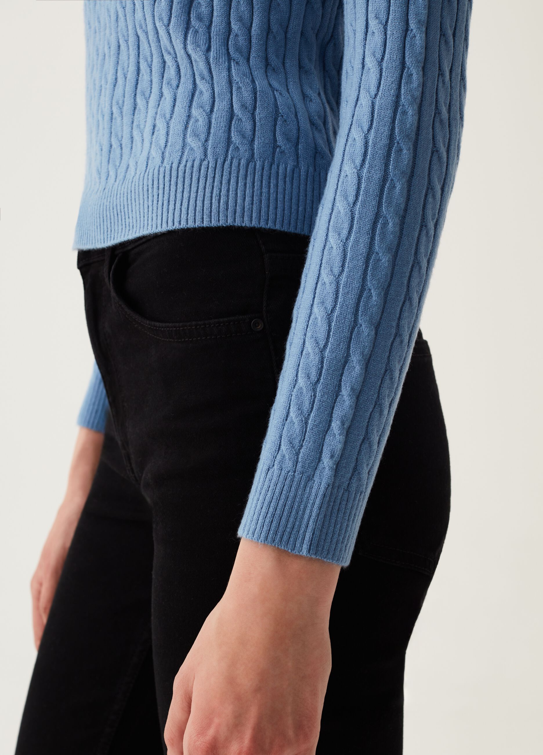 Pullover girocollo con lavorazione a coste_3