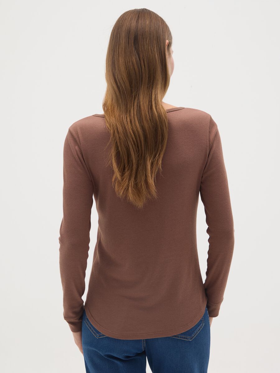 T-Shirt premaman marrone a maniche lunghe elasticizzata_3
