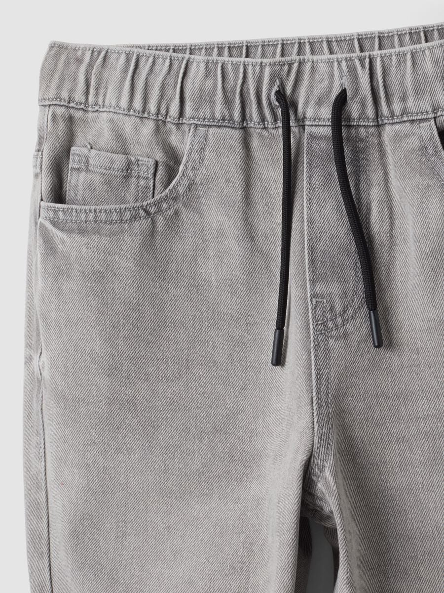 Jog denim grigio in misto cotone e viscosa relaxed fit per ragazzo_4
