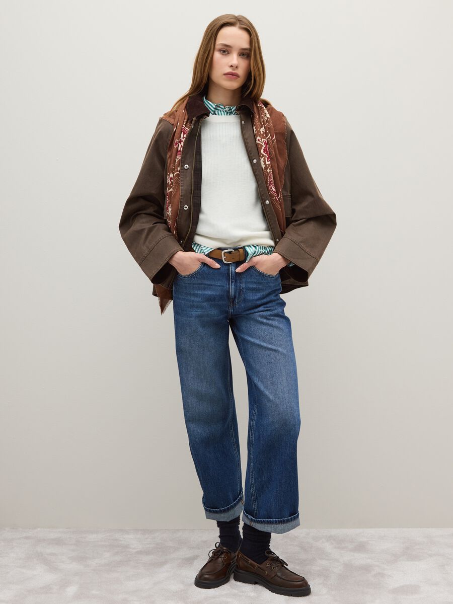 Brown scarf with floral details_3